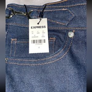 ***NEW WITH TAGS - NEVER WORN *** Express high waisted mom jeans